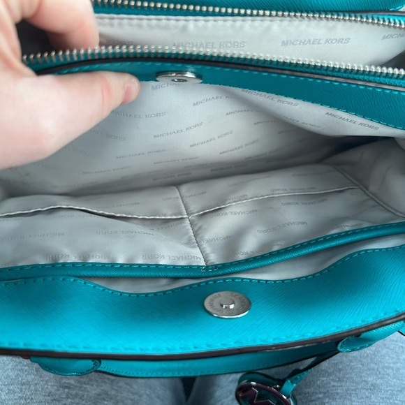 Michael kors purse used a few times - Picture 5 of 6